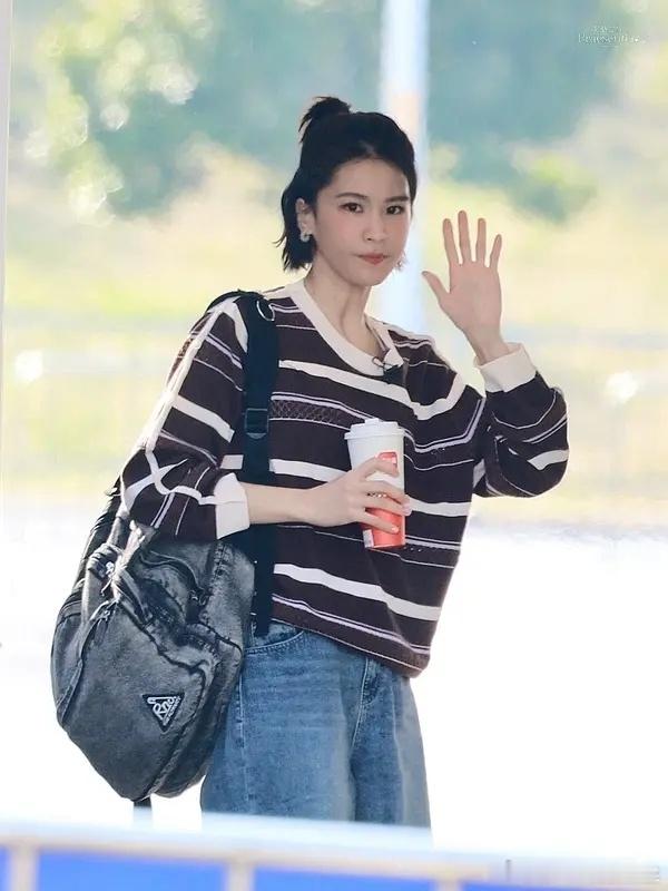 我真快被这个小沛慈可爱晕了 今天可以饭撒了就乖乖微笑招手 结合之前的训练服以及凌