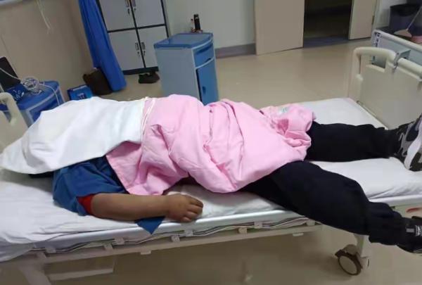 太离谱了！陕西榆林一名41岁男子，只因感冒伴轻微咳嗽便办理了住院，入院检查也仅是