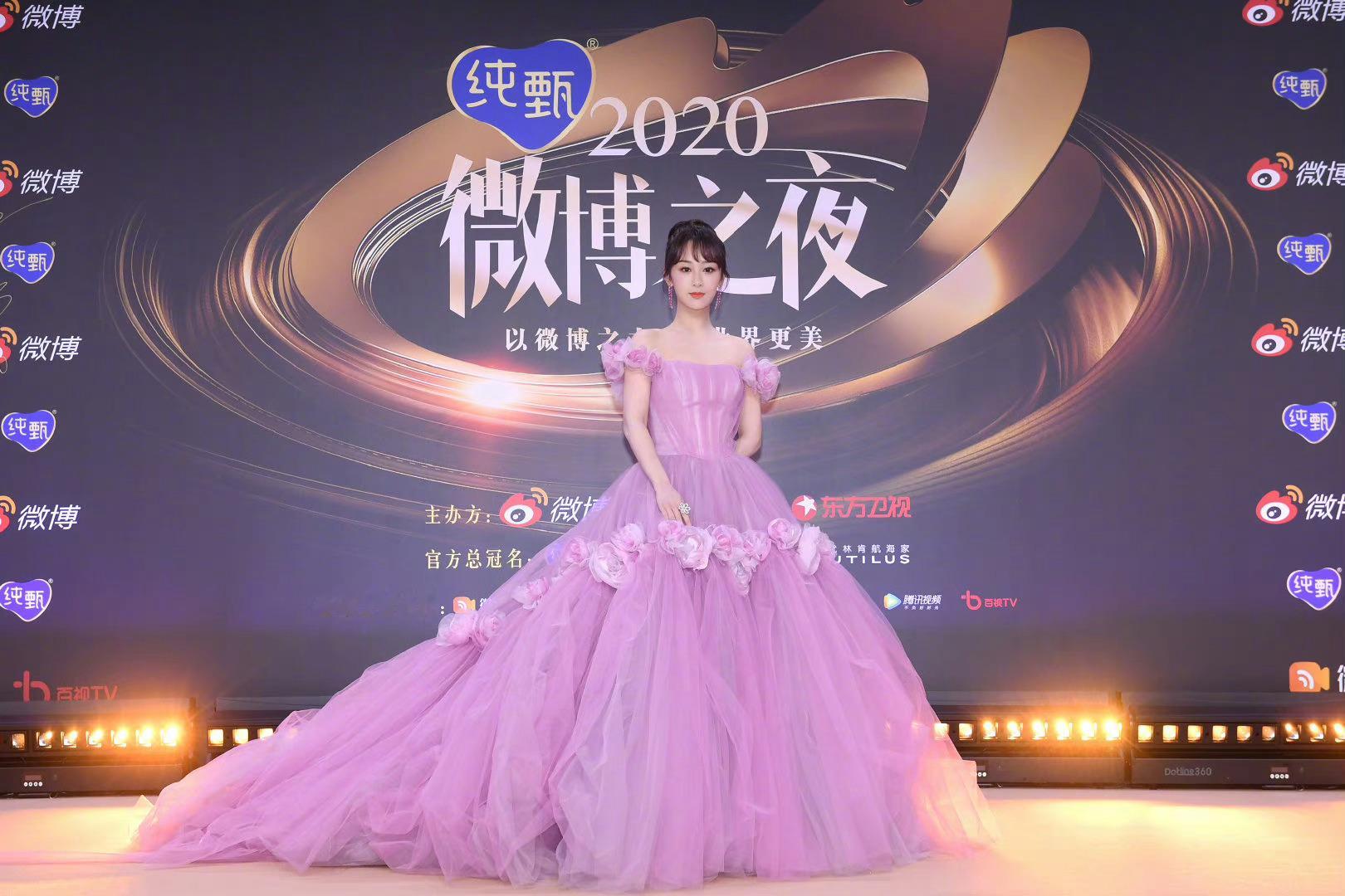  💜#杨紫# 白茶清欢无别事，静待花开心不急，清风自来阳光媚，我在等风也等你。
