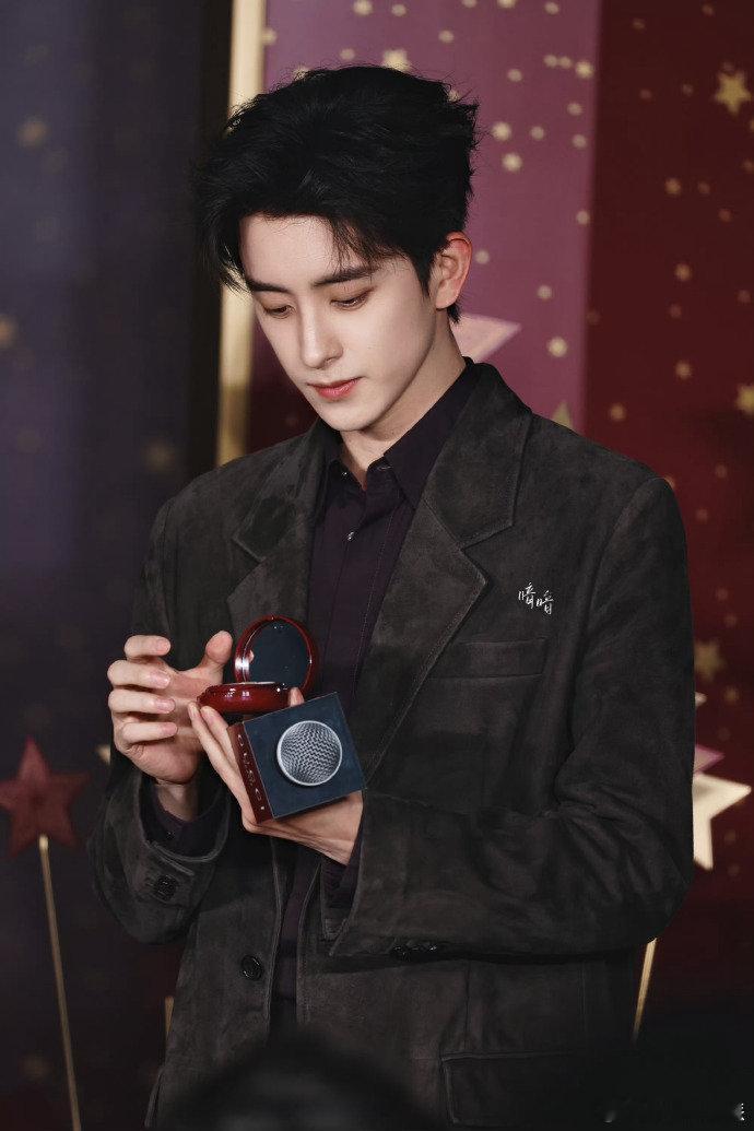 让敖瑞鹏提前感受跨年气氛了 现场人潮如织，敖瑞鹏被热情粉丝环绕。欢呼声此起彼伏，