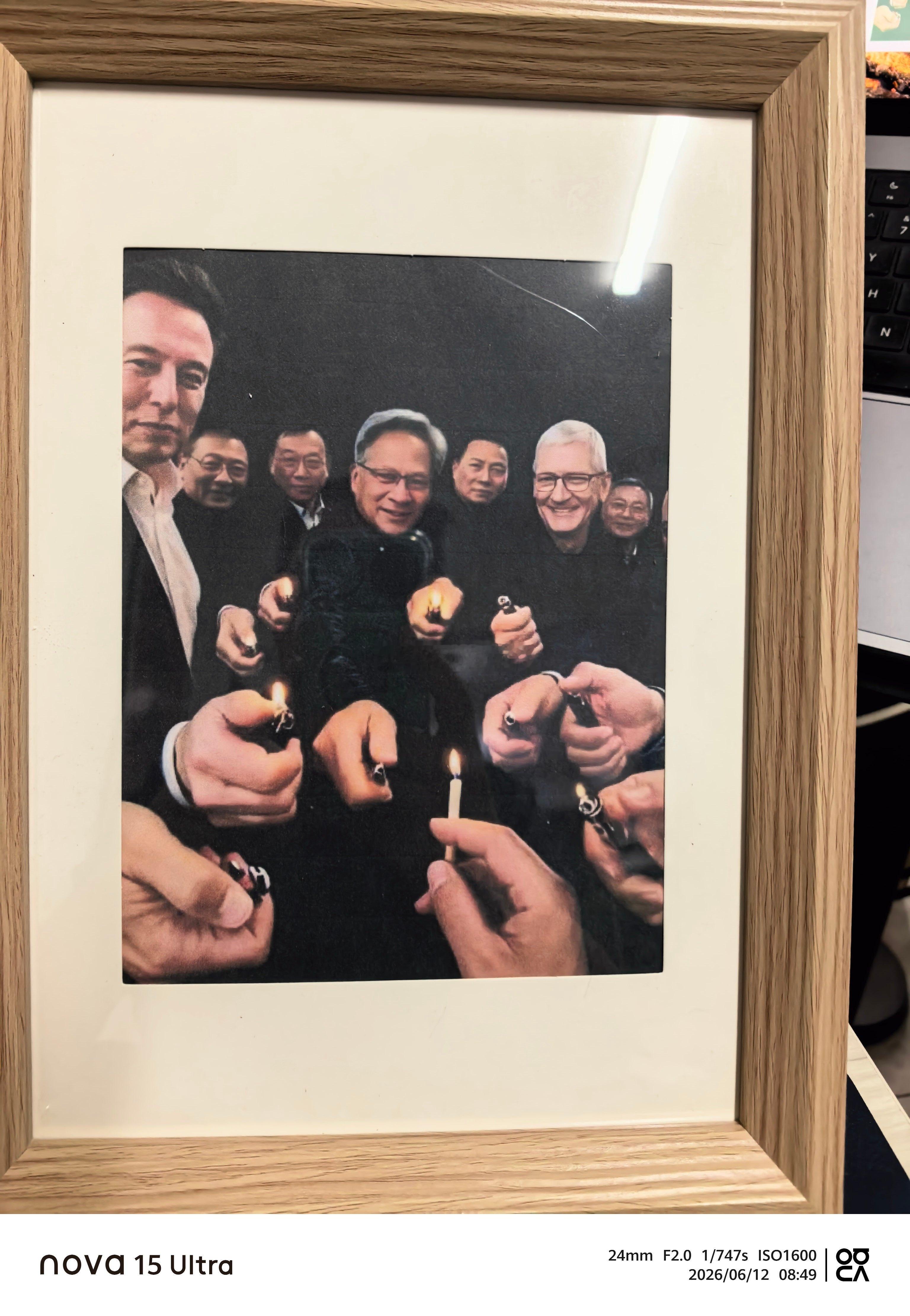用打印机打了这张照片，装在相框里，大佬们抢着给我点烟，我很满意