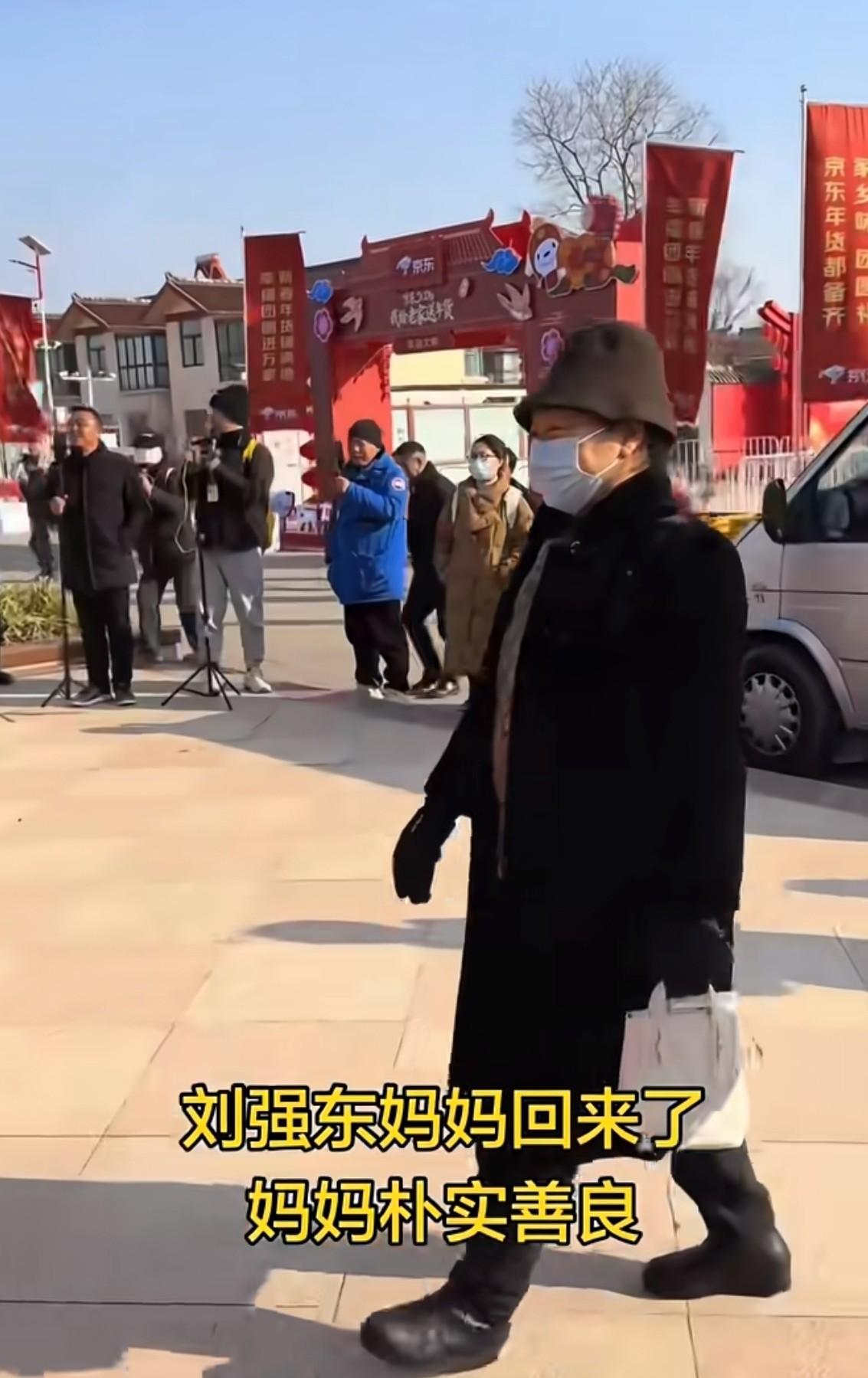 刘强东妈妈在食堂包饺子，全村老人给她让座，没人喊她“首富母亲”。
她不是靠儿子才