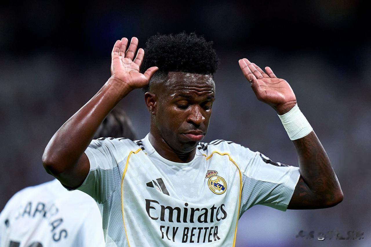 冰火两重天！维尼修斯150胜获纪念球衣，却遭伯纳乌连续嘘声暴击。
皇马5-1大胜