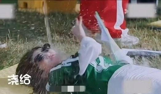 跑男玩游戏时白鹿泼了李晨一脸水又被人议论了，纷纷指责白鹿不尊重前辈，白鹿又被骂了