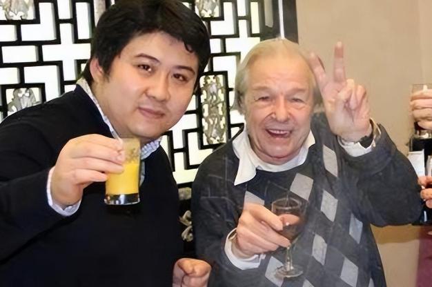 英国房东给一个中国留学生免租8年，他们同吃同住，老人晚年患病孤苦无依，留学生把老