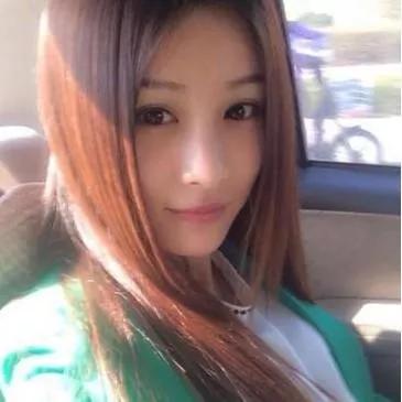 阳光洒进车窗，温暖如你，微笑如阳光。车后座自拍 车室内自拍 我在车里的自拍 车景