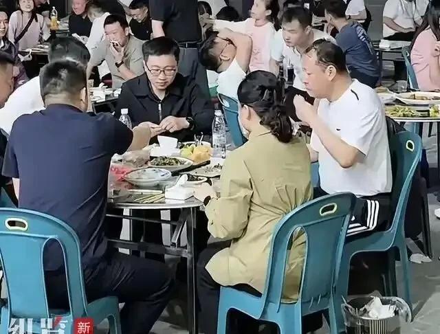 烧烤摊突然关门，

老板说家里有事，

可谁都没想到他正躺在合肥医院打针；

一