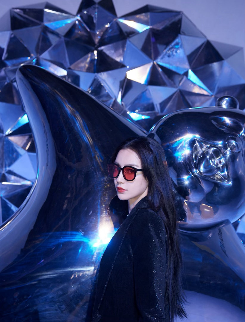 angelababy [心]杨颖 闯入赛博光影世界🔷酷感加载完毕🖤​​​