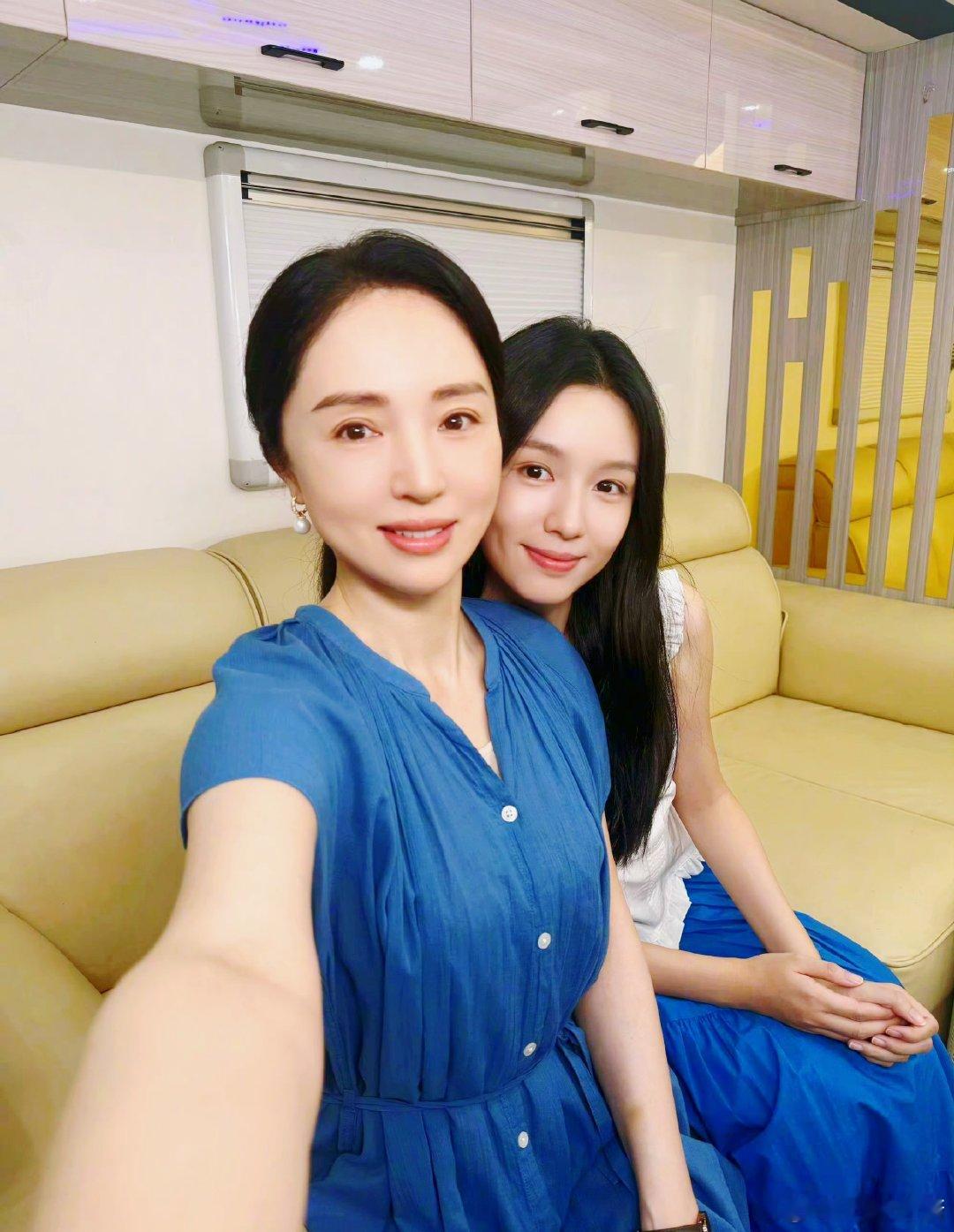周也董璇合照好像P的[兔子]美女拍照，也是要找好角度，美颜滤镜都要打开，哈哈，这