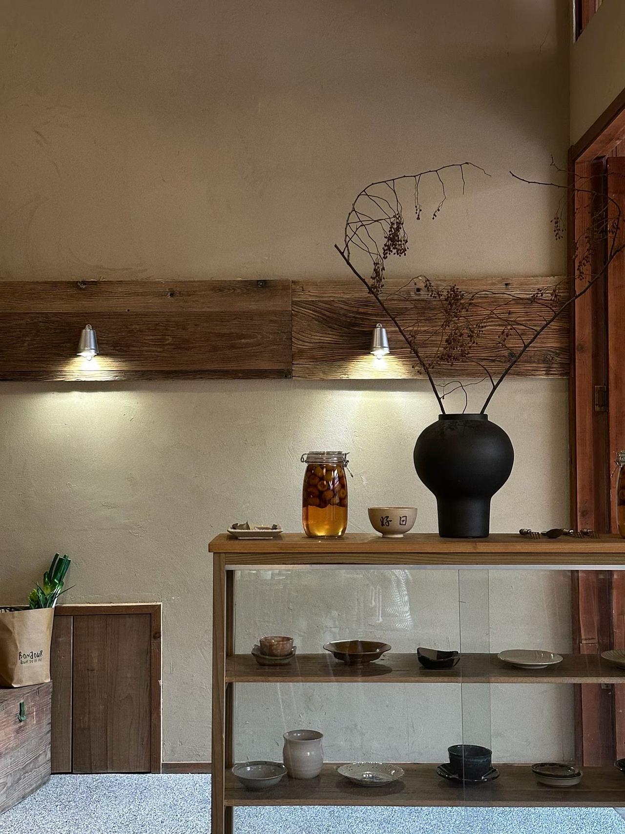 墨池挥毫绘清章

2. 诗山拾翠觅佳词

3. 画苑泼彩赋新篇