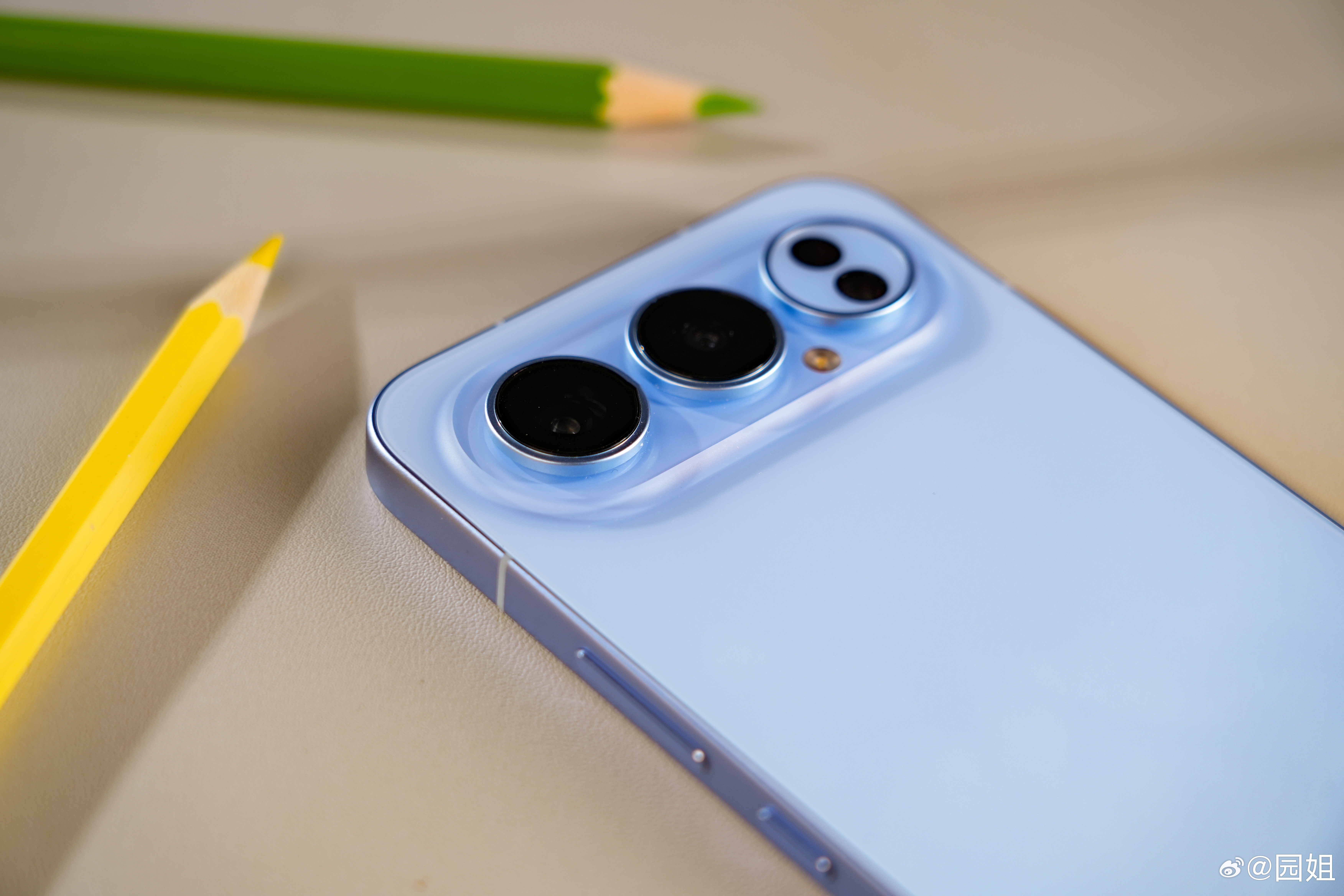 只有亲自上手才会发现荣耀500系列相当精致。连自家旗舰都没用上的一体冷雕工艺它先