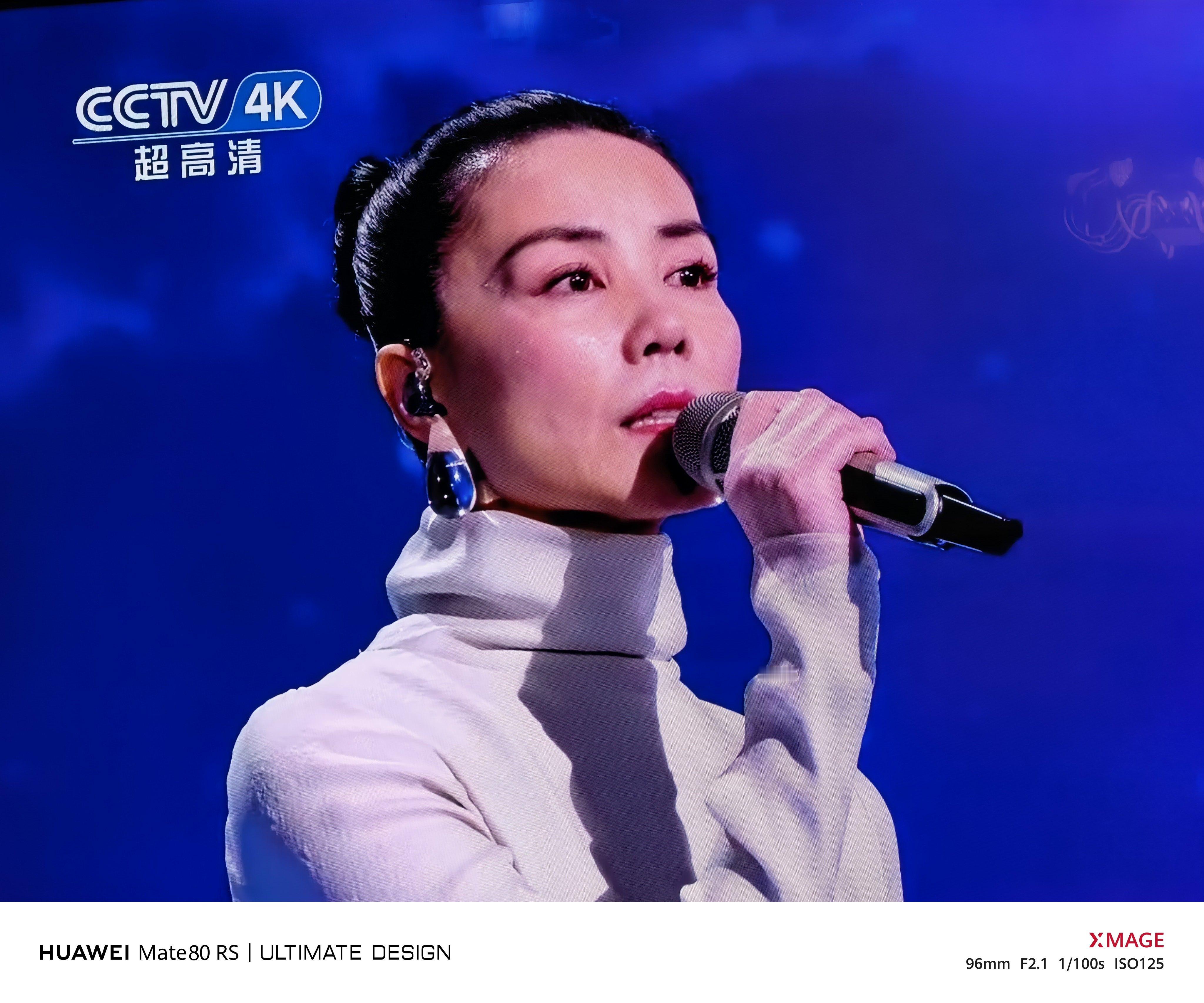 王菲今年的造型很正常啊上次来戴个粉色的洗碗手套就来了不过话说回来王菲今晚怎么唱出