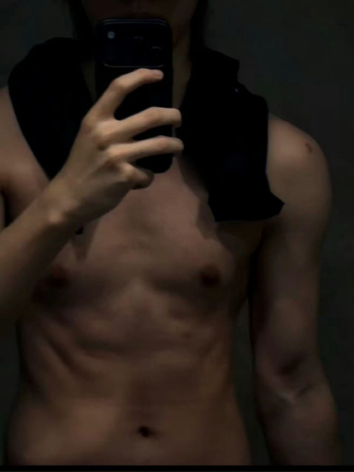 马柏全大半夜的这是做什么马柏全鲨鱼肌 哇！ 马柏全大半夜的这是做什么，展示鲨鱼肌