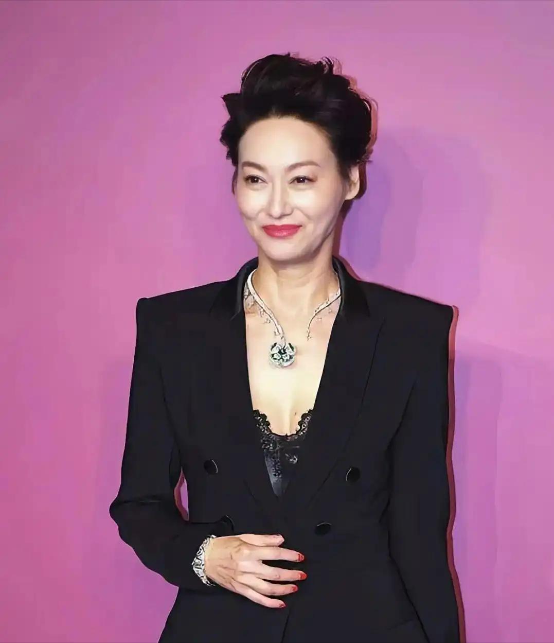 她出身满族正黄旗，却从街头乞讨的贫家女成长为金像奖史上唯一的武打影后，她曾为转型