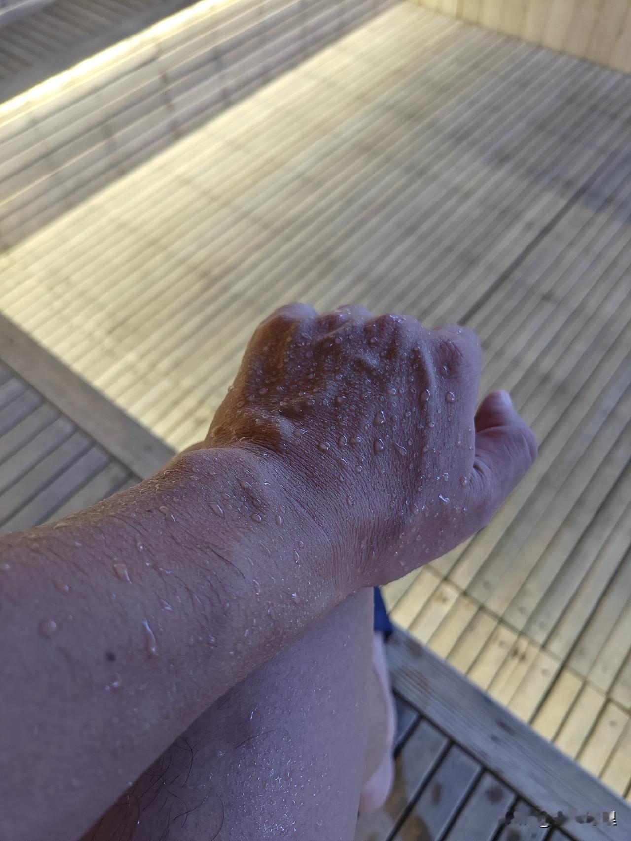 有谁和我一样，累了就想去洗浴中心去泡个大澡的？

这几天感觉腰又有点疼，中午没事