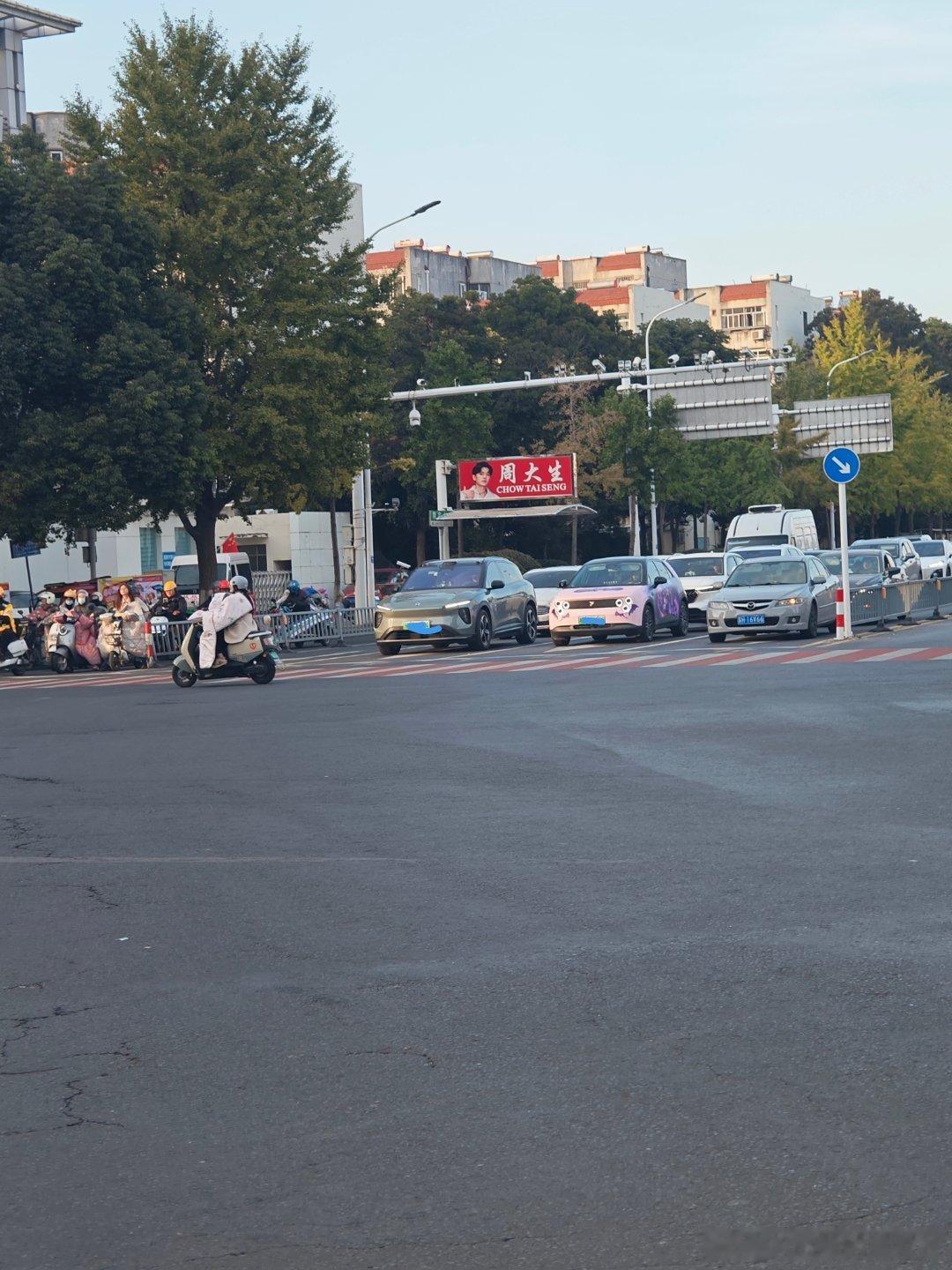 名场面！马路上捕捉到的每一台萤火虫都是自己的痛车​​​