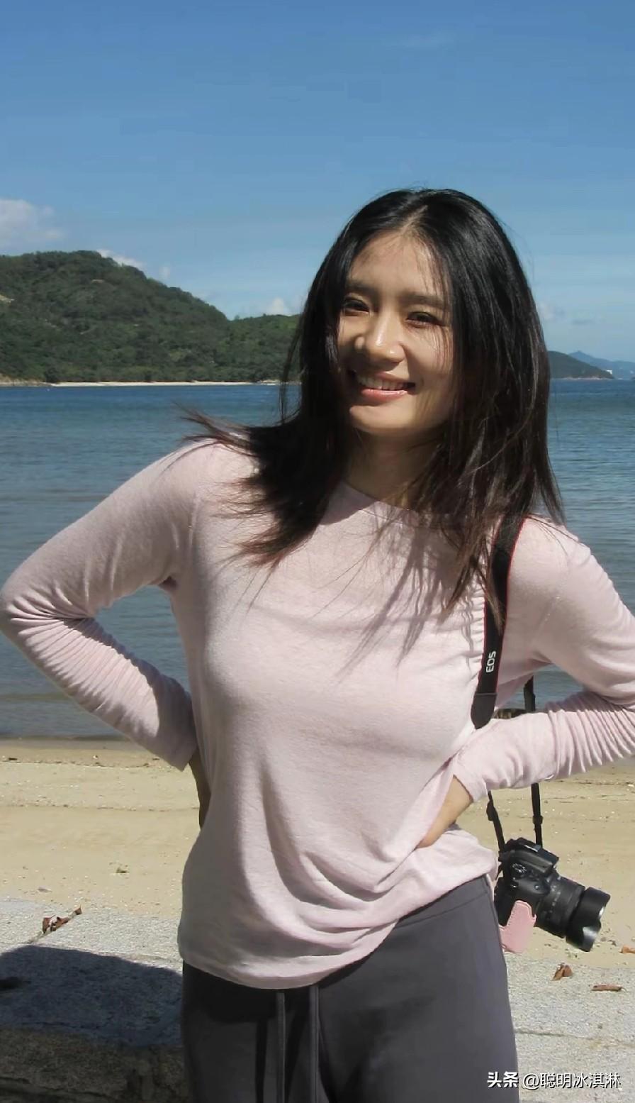 海边少女，相机相伴，微笑定格美好瞬间