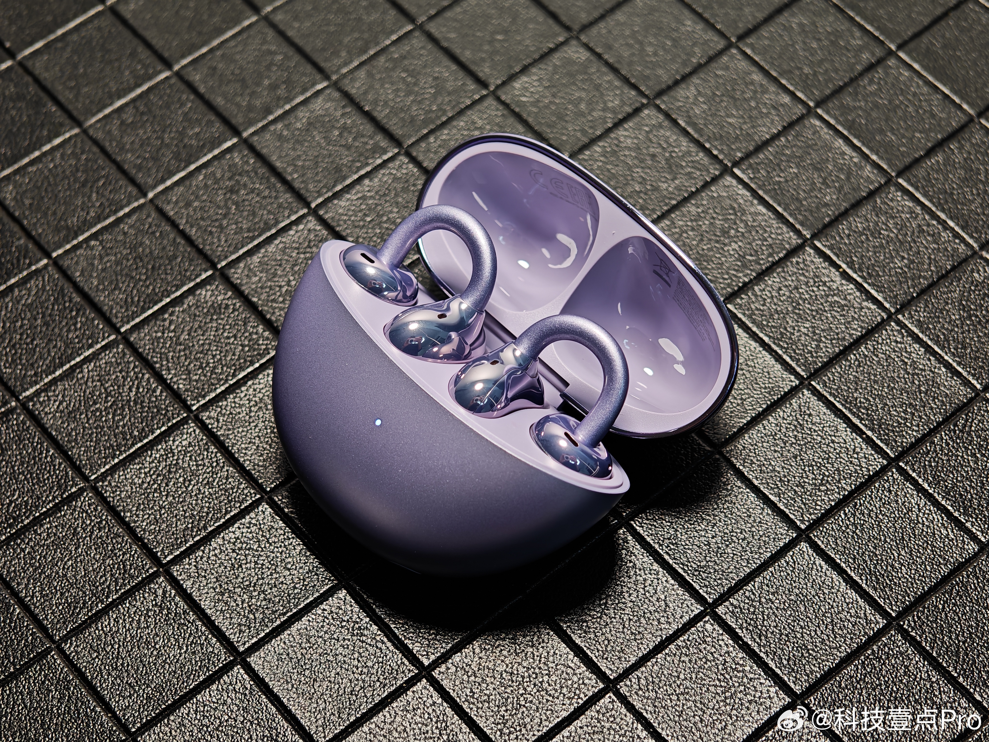 有线耳机穿搭火了有线耳机有很多优点，比如说时延低、连接稳、不需要充电等等，但是无