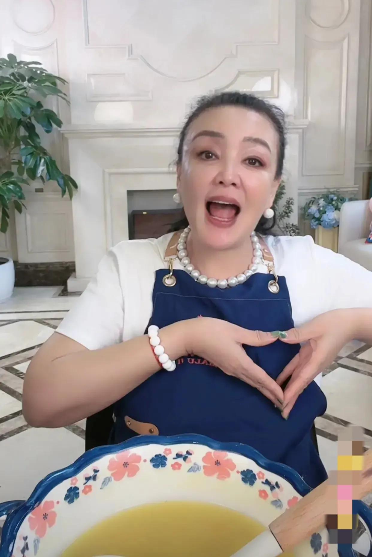 记者问张兰：“孩子们回了湾湾，你会和汪小菲爹复婚吗？”    张兰哈哈一笑：“吃