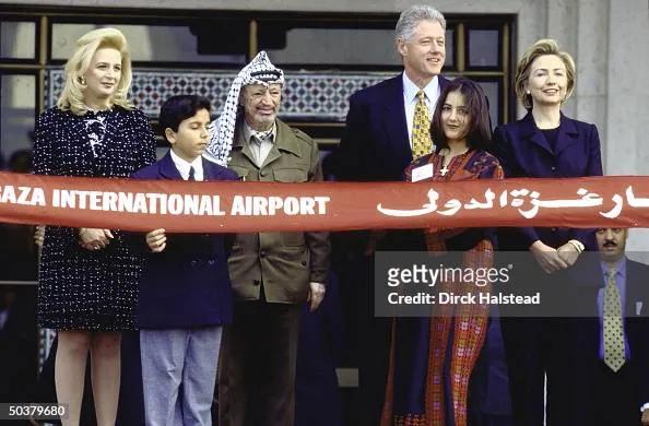 1998 年 11 月，美国妇克林顿夫妇和阿拉法特夫妇为加沙国际机场揭幕。加沙还