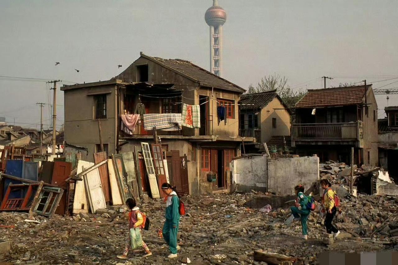 很多人不知道，我们中国人真正富起来，其实真没多少年。
 
这是九十年代末的上海，