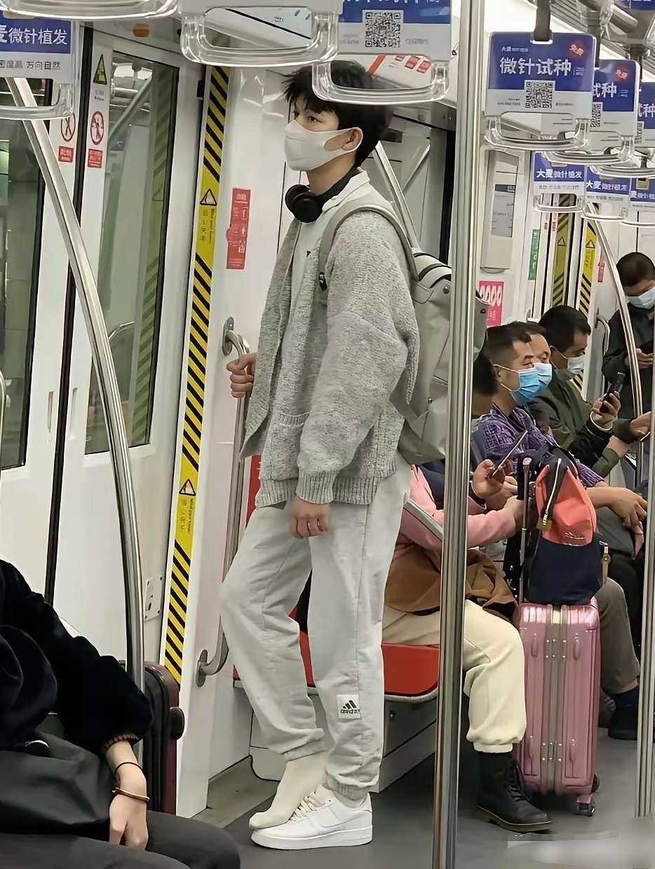 这男孩子经历了什么，丢了一只鞋不说，还是内增高，这腿走路已经不稳了！ 
