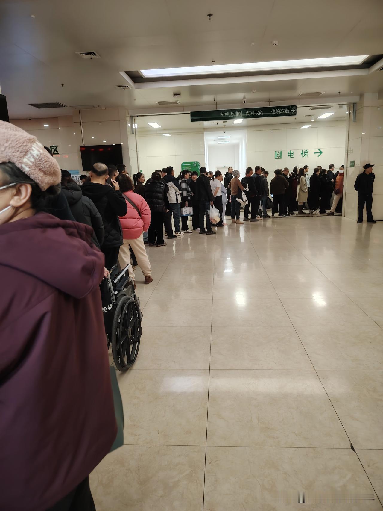 发现：
市场人员如此稀，
商场也显空荡荡。
井然有序在这里，
排起长队还拥挤。