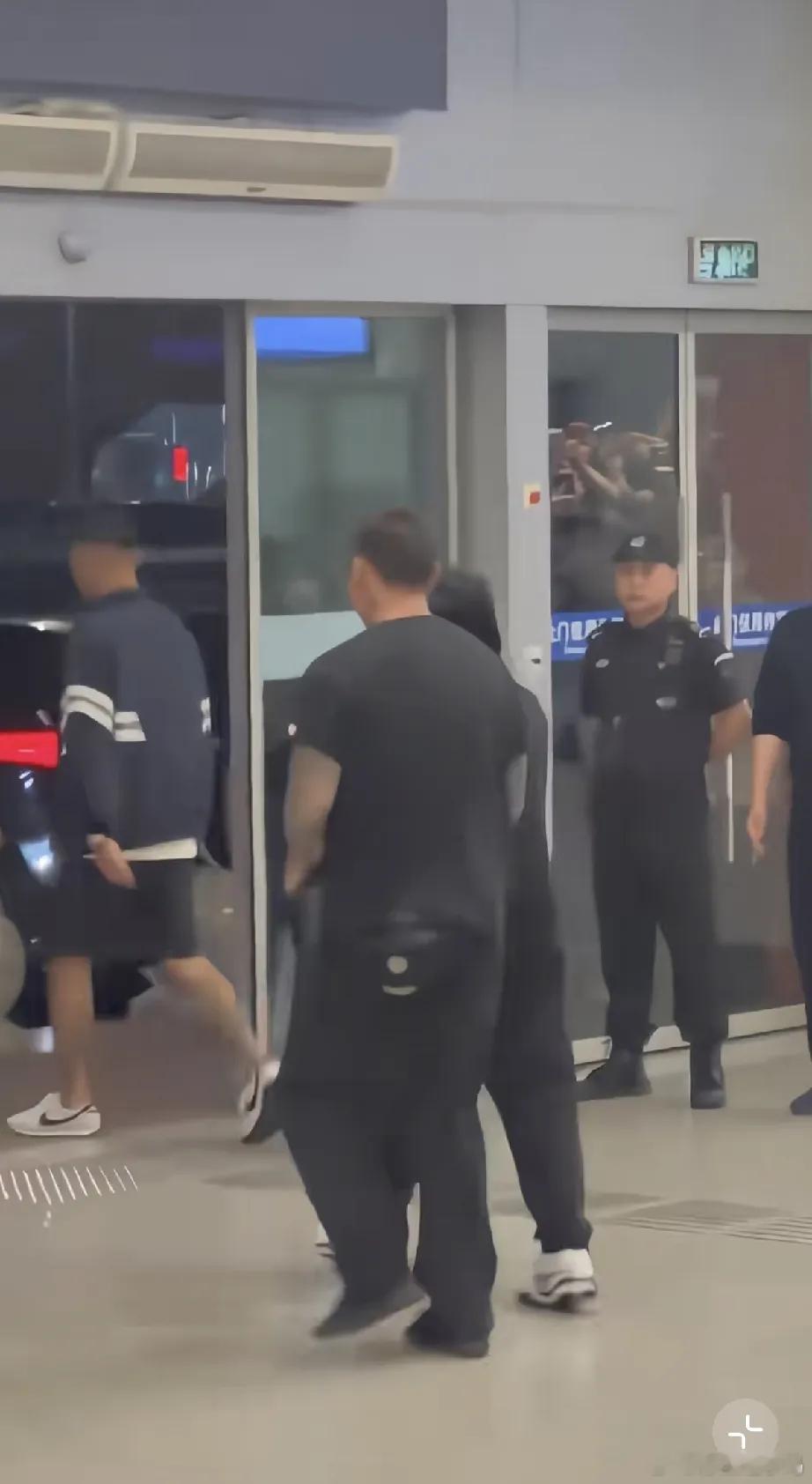 周杰伦坐私人飞机从泰国清迈到达温州准备开演唱会，他走路弯腰驼背，脊柱看着有问题，