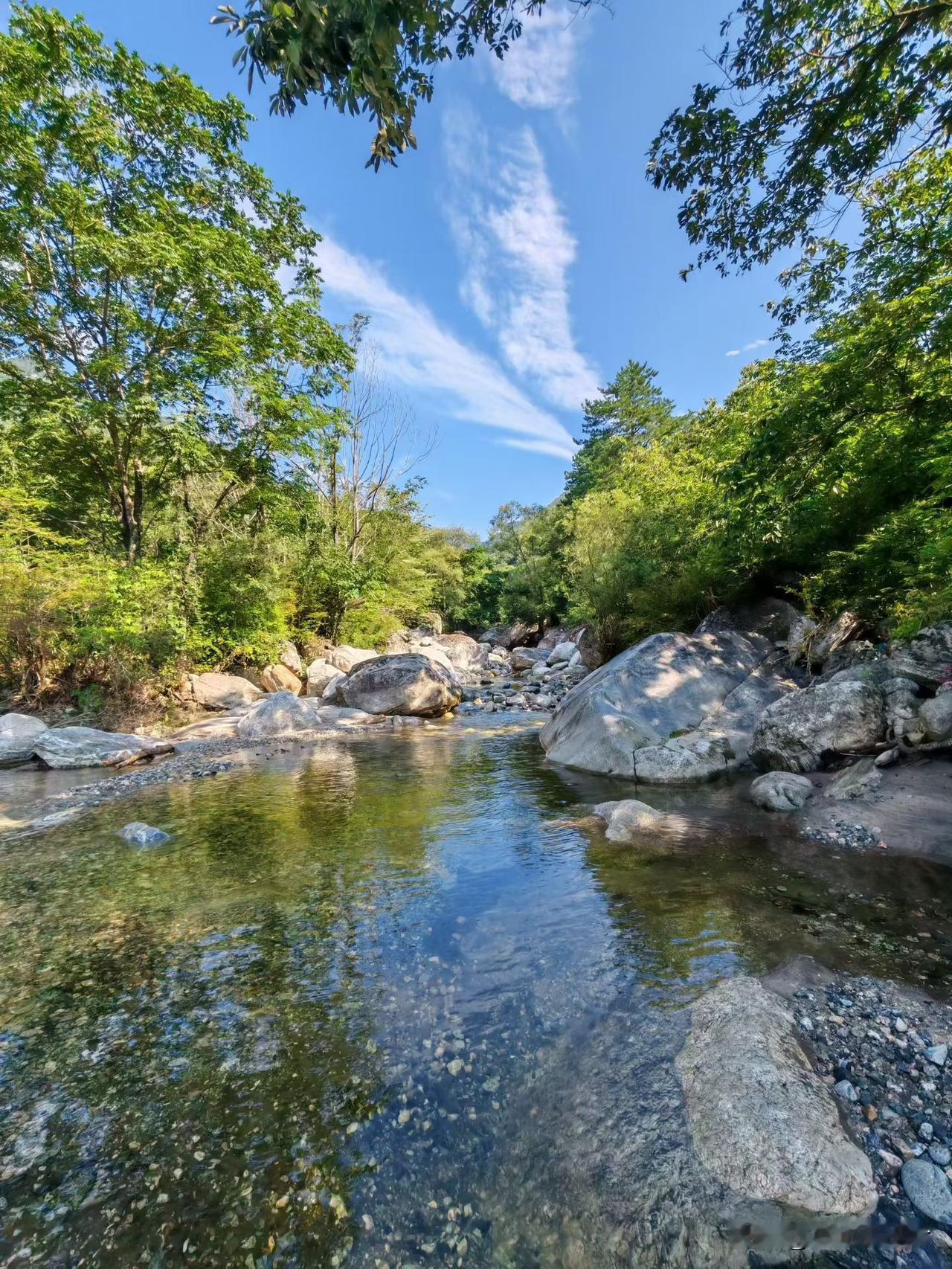 在外面与人聊天
一定要记住聊什么都可以
但这两件事千万别聊
 
第一件事
关于家