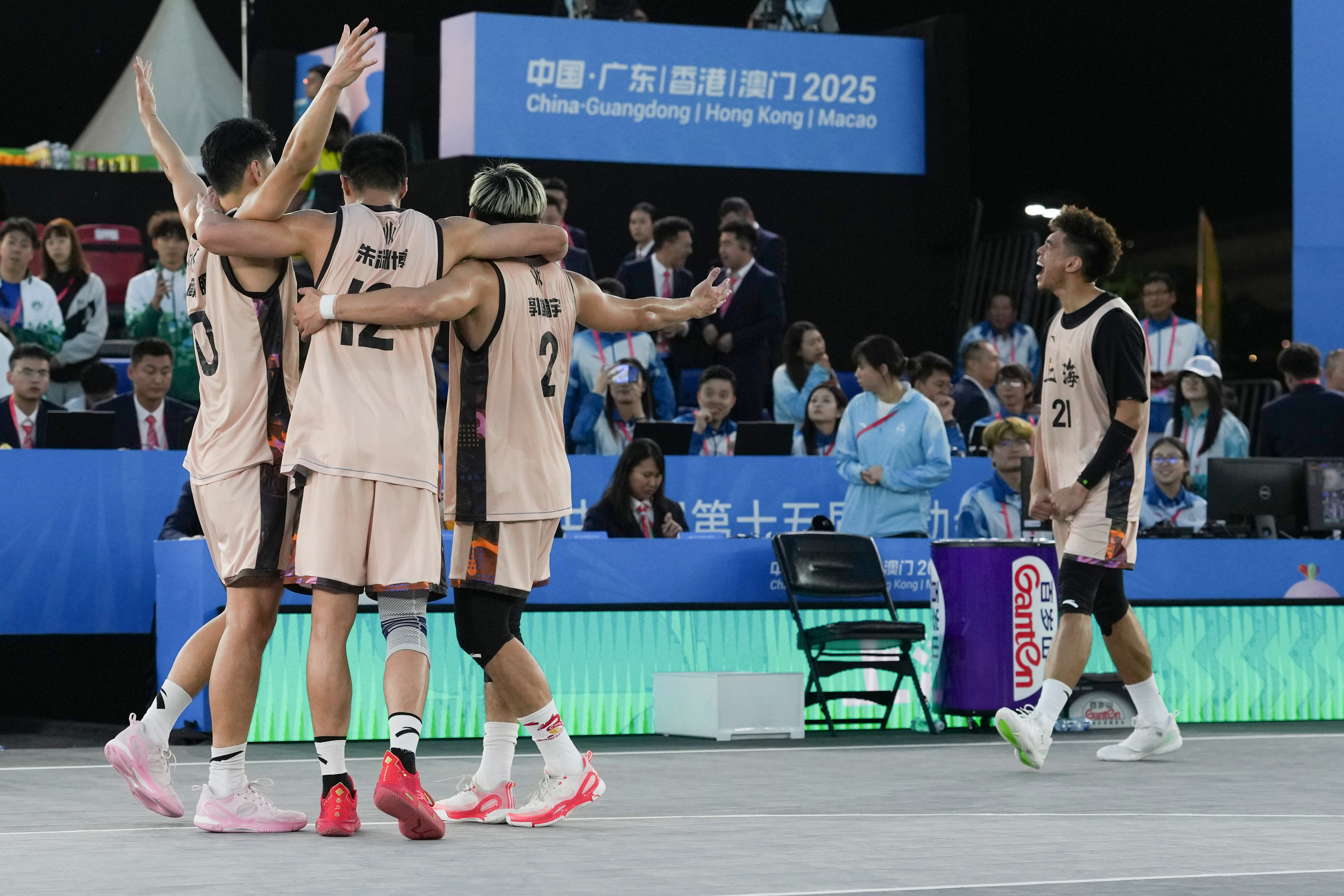 三个在三人篮球赛场拼杀多年的“老将”，张开双臂等待着新生力量的到来，是沉淀多年的