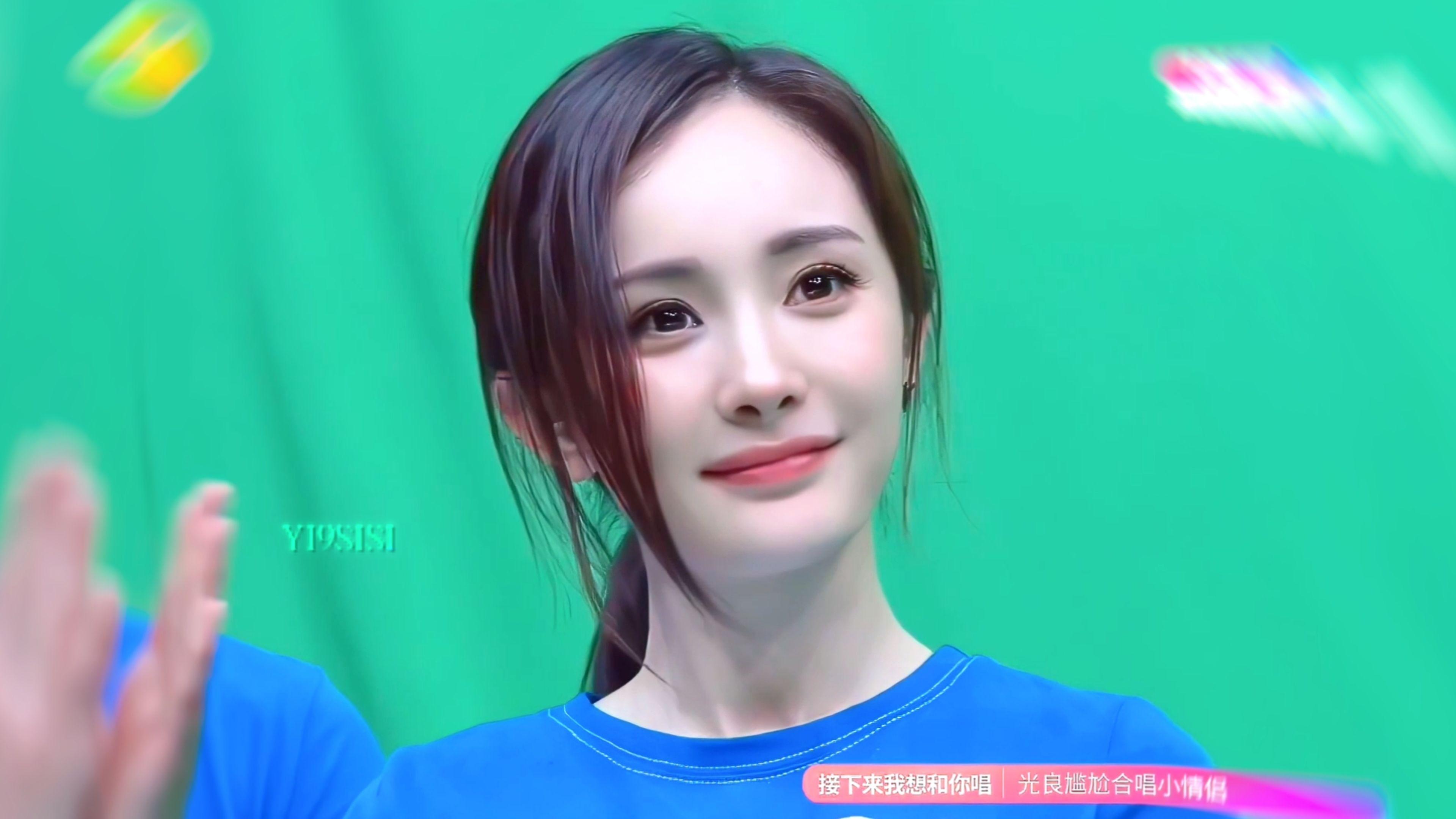 好萌吧 但细看两个耳钉和美甲更是帅啊