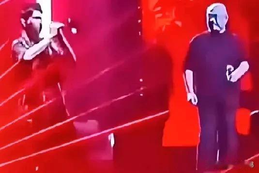 重拳打击传播谣言者
   最近在抖音平台上出现了一段特别火爆的秦腔即兴曲，拼接视