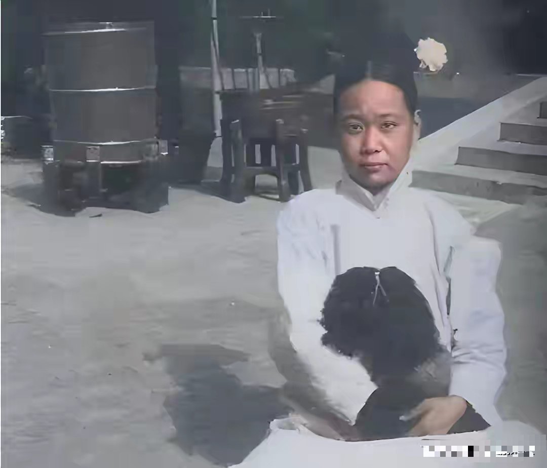 晚清时期，溥仪“奶娘”王连寿一张罕见留影，面对镜头，大方得体 