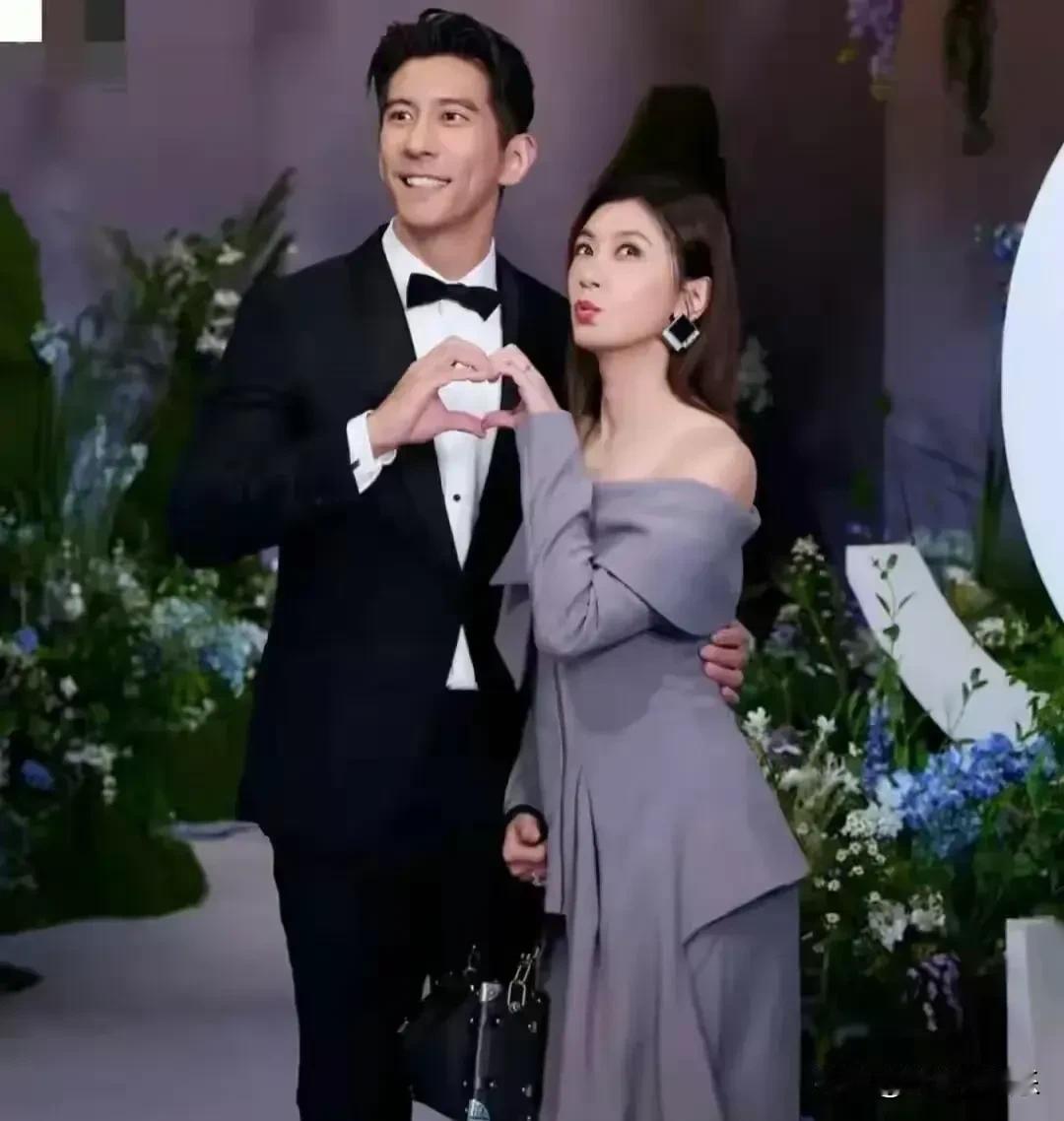 画面温馨好感人，男帅女貌，左边是演员修杰楷icon，右边是谁呢？时尚大气知性美，