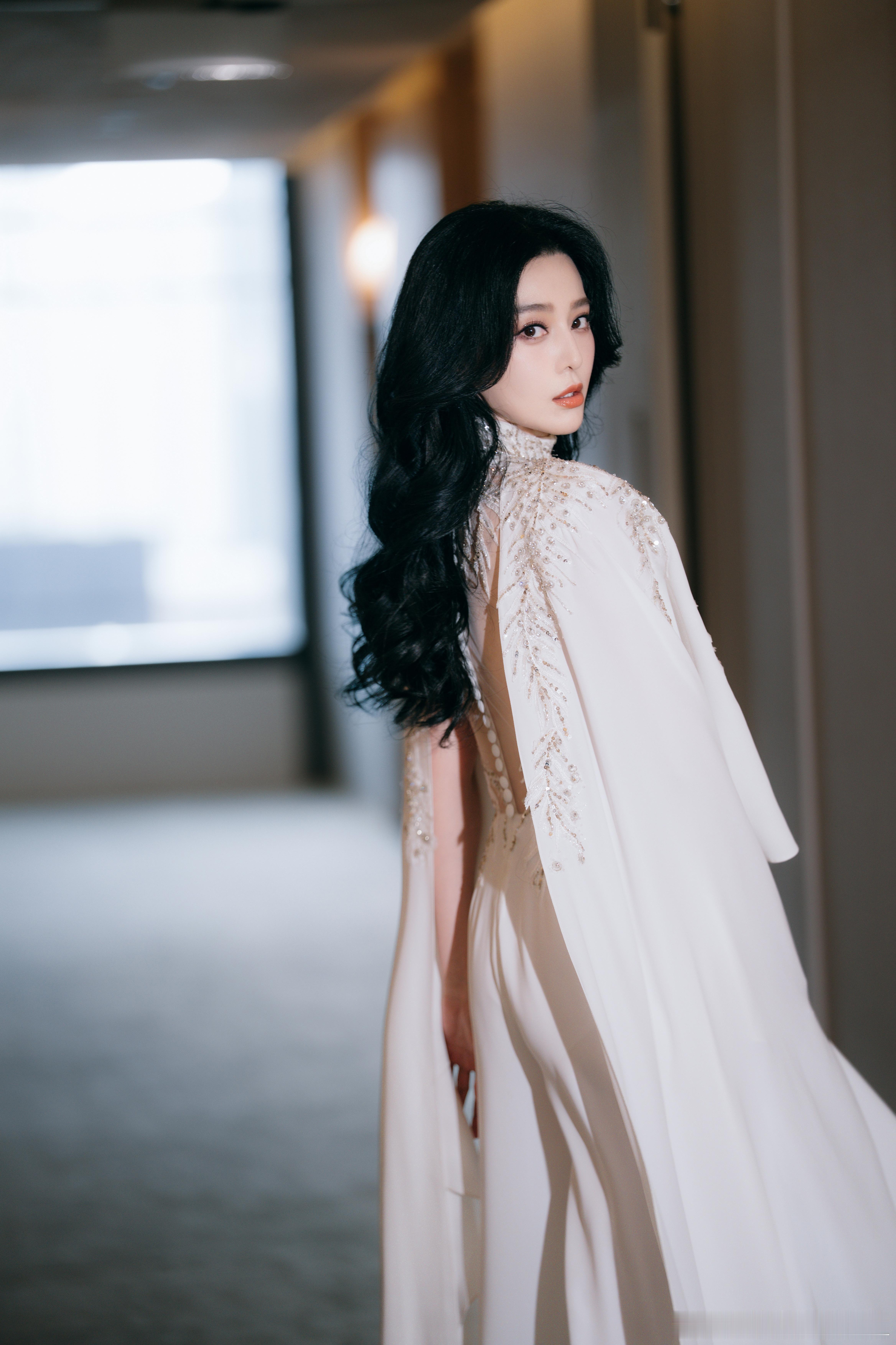 商业版图再扩张！冰冰携Fan Beauty Diary登陆星耀樟宜，一袭白裙造型