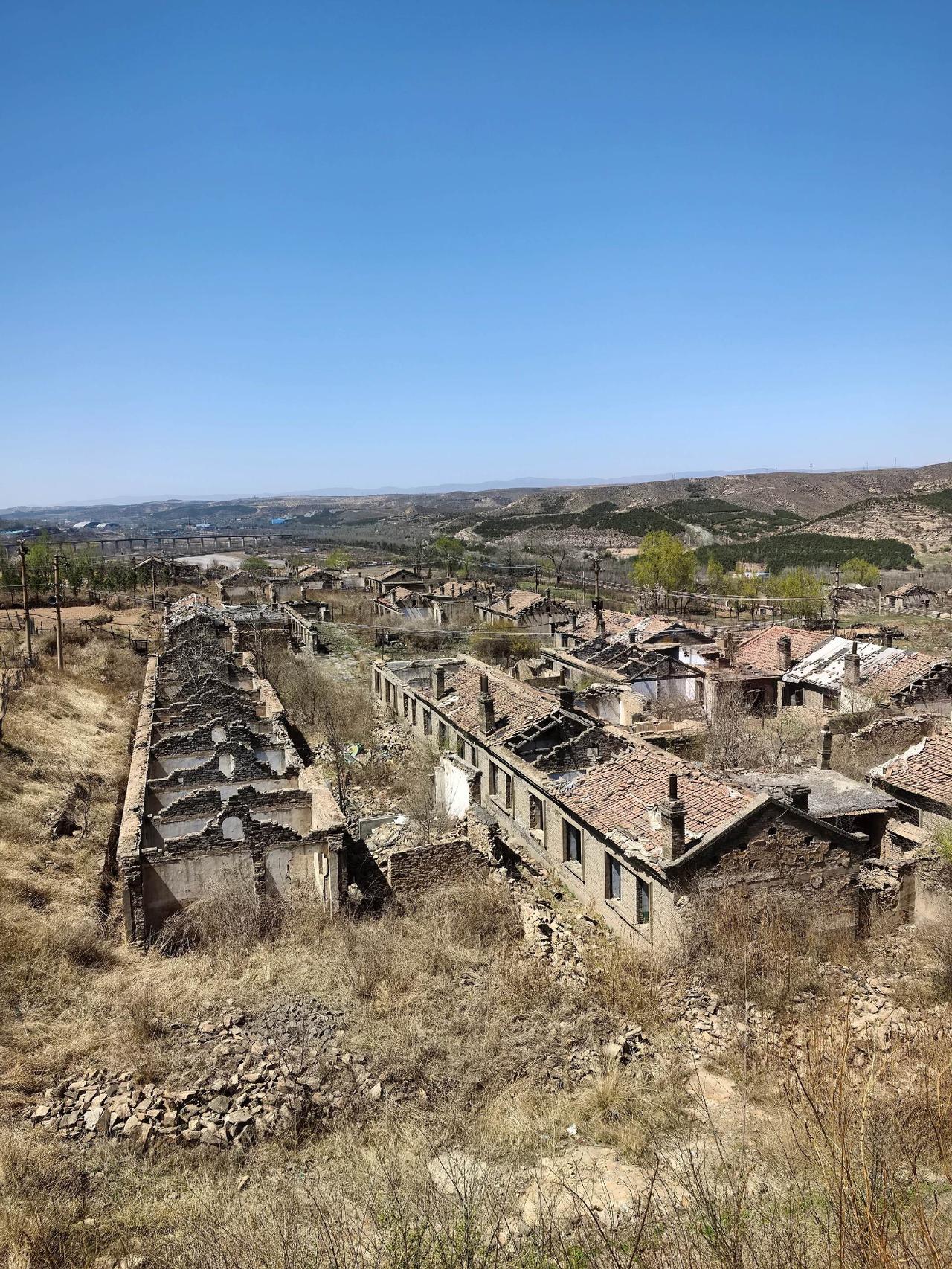 这里是云冈矿四化街平房居民区，现在成这个样子了。房屋倒塌荒芜孤寂，只留下斑驳的痕