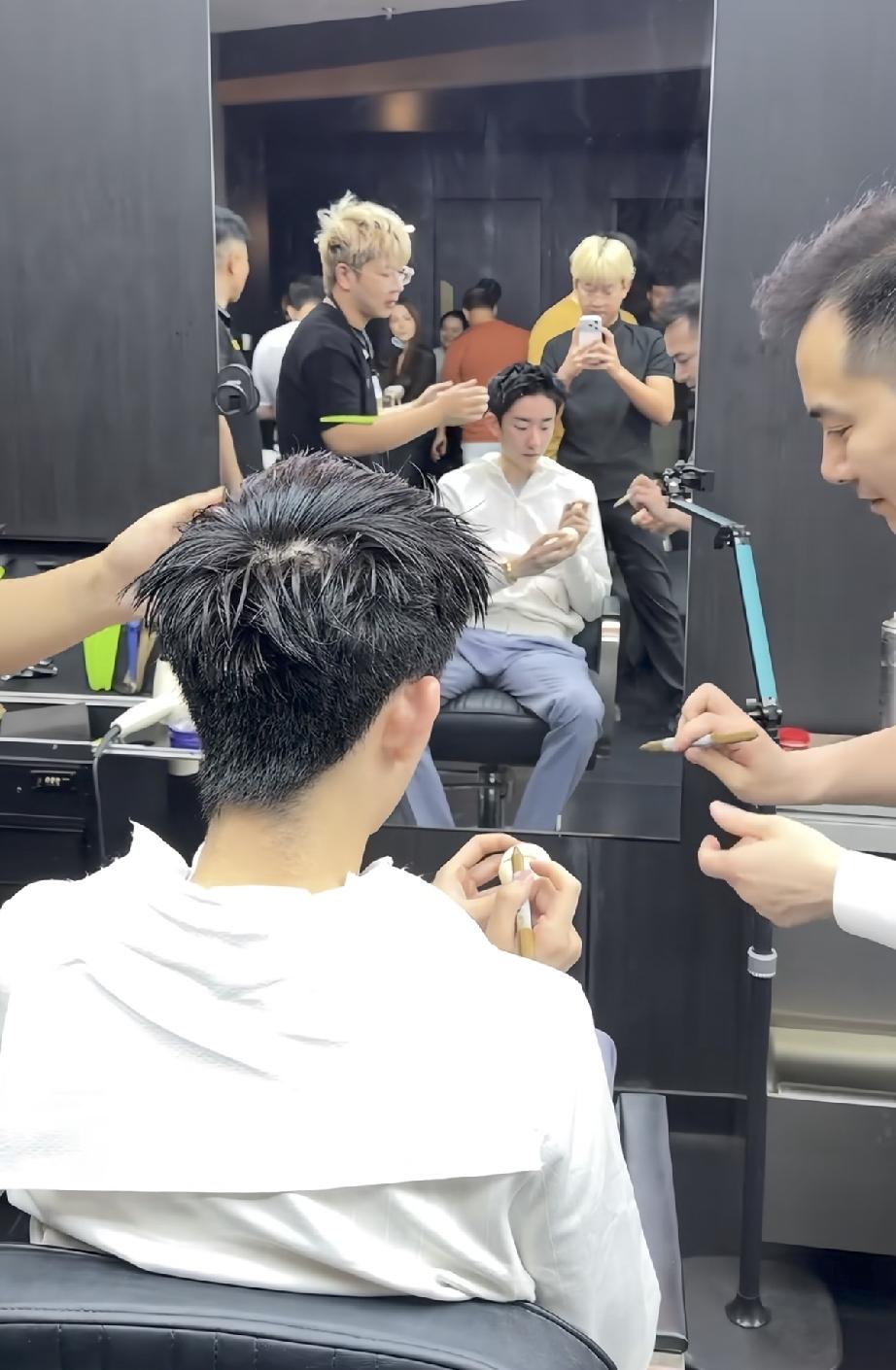 吴宜泽好搞笑，理个发也和别人不一样，好几个人给他服务，还有人专门拿着手机拍照，有