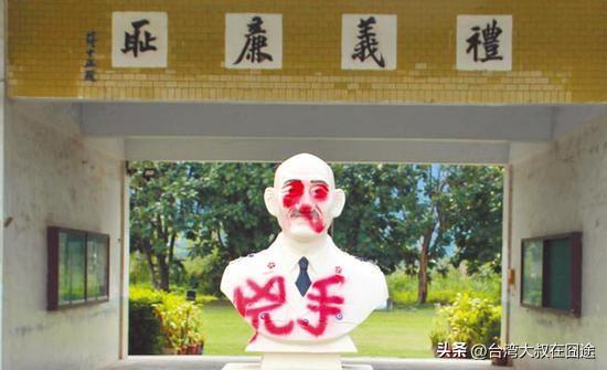 50年铜像说拆就拆，民进党"去蒋化"背后藏着什么？
 
台中市丰原区"中正公园"