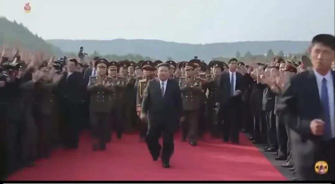 这是金正恩视察部队的场面，看看官兵们都激动的热泪盈眶了。
     这就是先军政