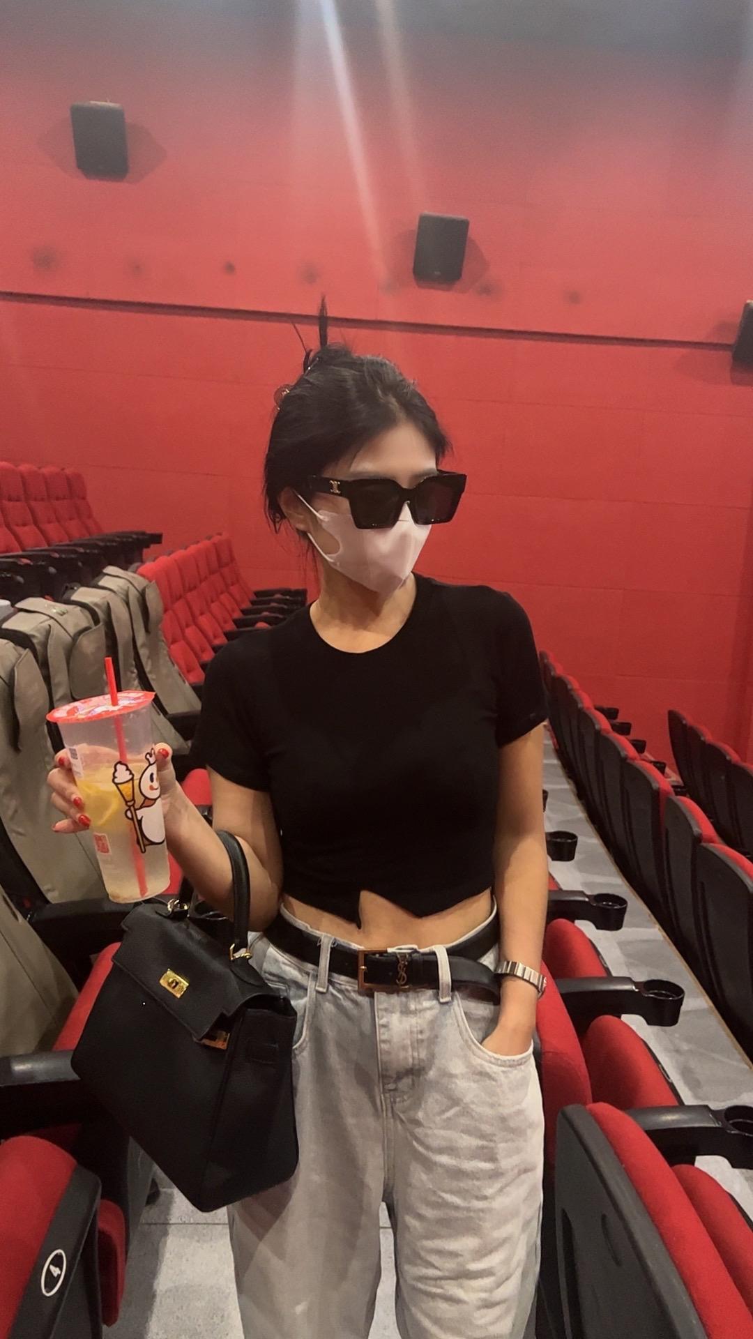 爱没有用，相爱才有用，撒娇没有用，有人在乎才有用，眼泪没有用，有人心疼才有用.