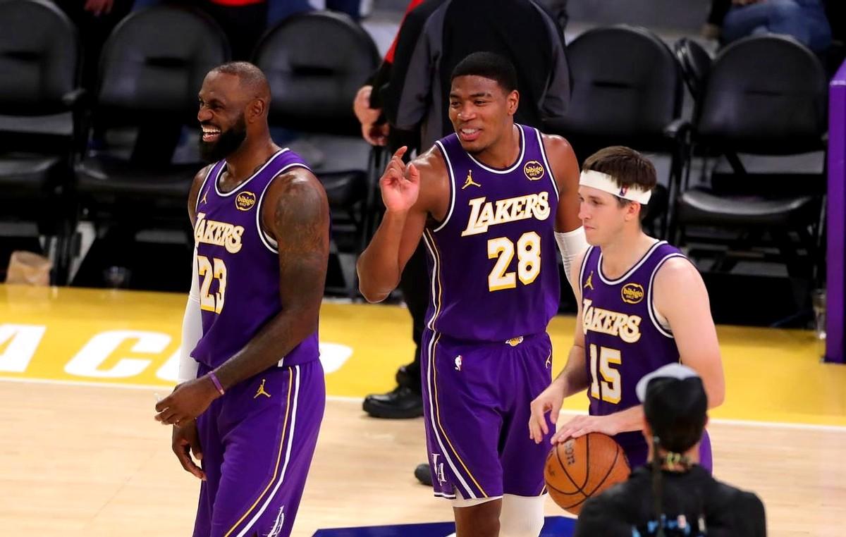 太攻的战术：这老将的临场指挥简直神了！
他一眼扫过替补席，果断放弃暂停，就因里夫