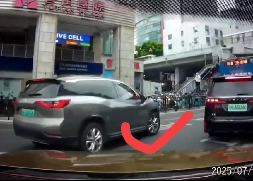 双方斗气，黄车车翻了，赢了原则却输了面子！

7月11日下午，广州人民南路与沿江