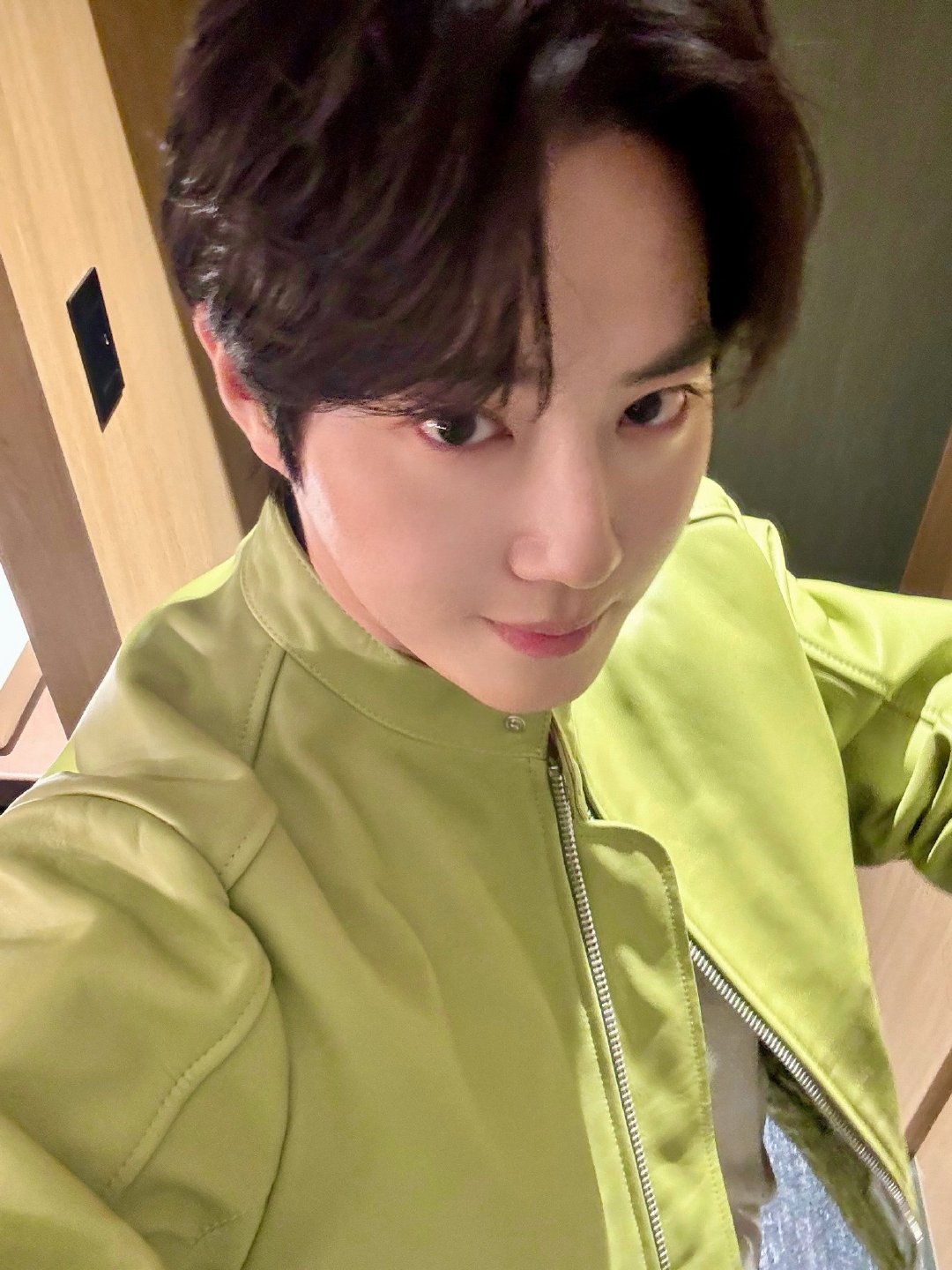 EXO官推更新SUHO·KAI·灿烈情人节自拍，已美美和地人过上情人节[亲亲]-