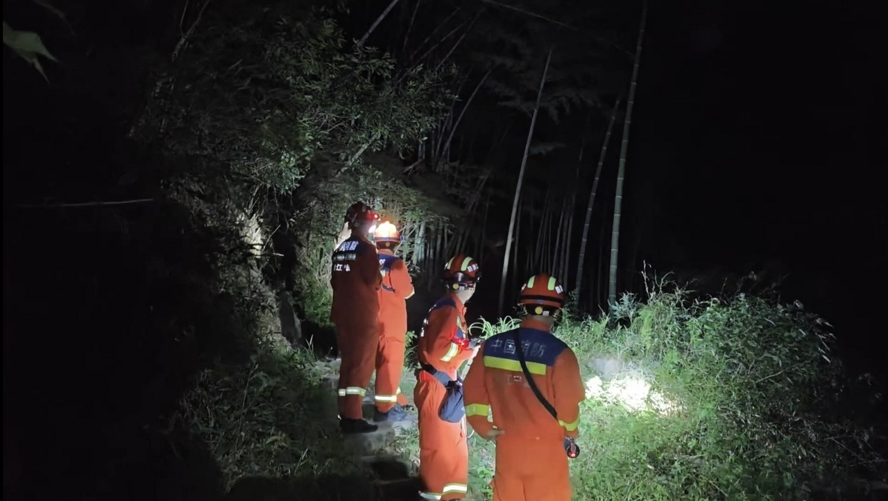 宁波男子深夜进山抓知了猴被困深山三小时 近日，余姚一名男子深夜进山捕捉知了猴想补