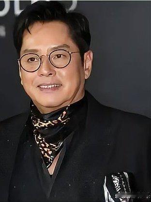 谭咏麟的妹妹现身支持了他的演唱会。在2026年9月于香港红馆举行的演唱会上，他的