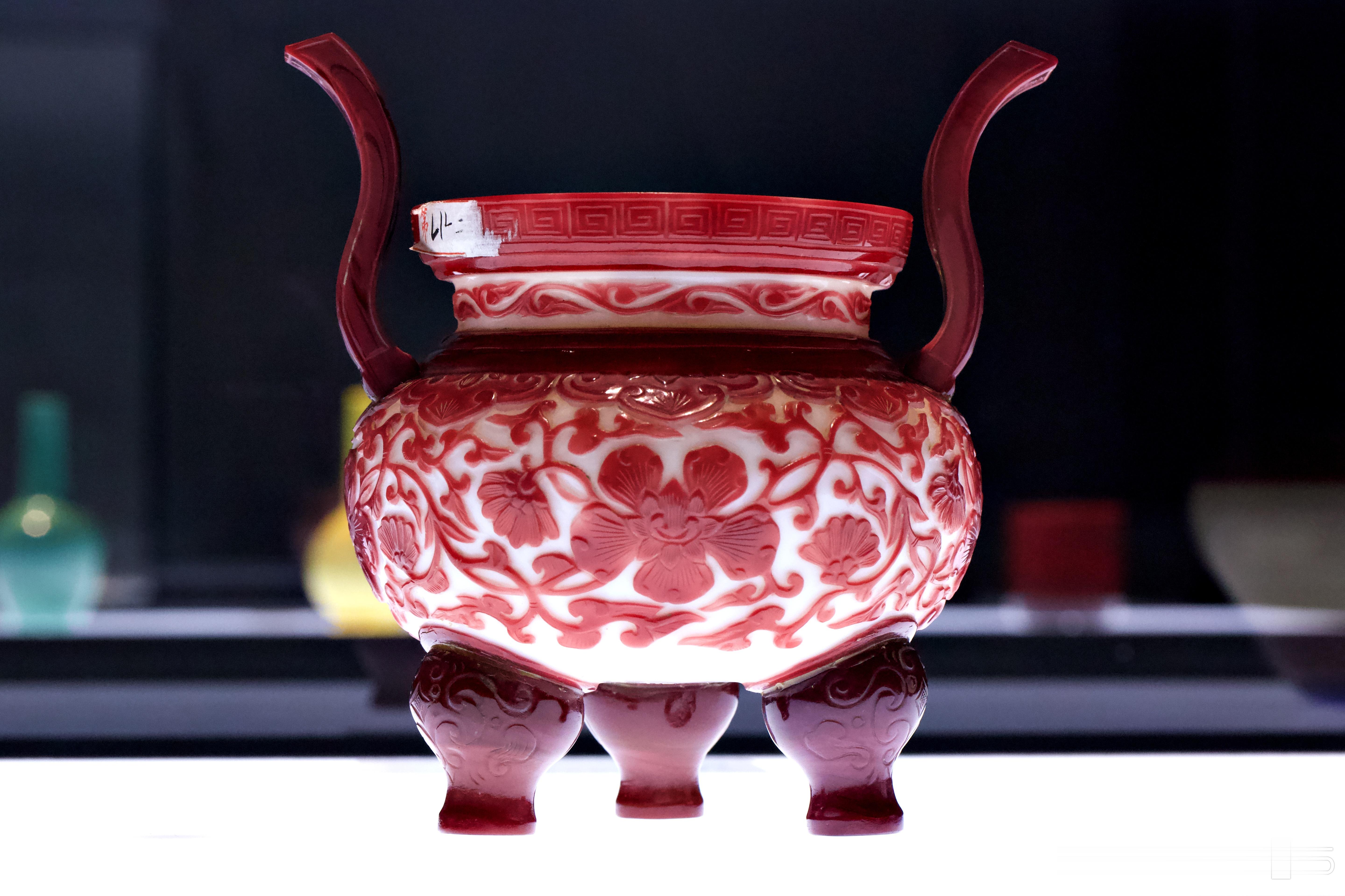 #澄凝琼英——故宫博物院藏玻璃精品展# 追古崇礼的清宫玻璃造型，除效仿古青铜器，