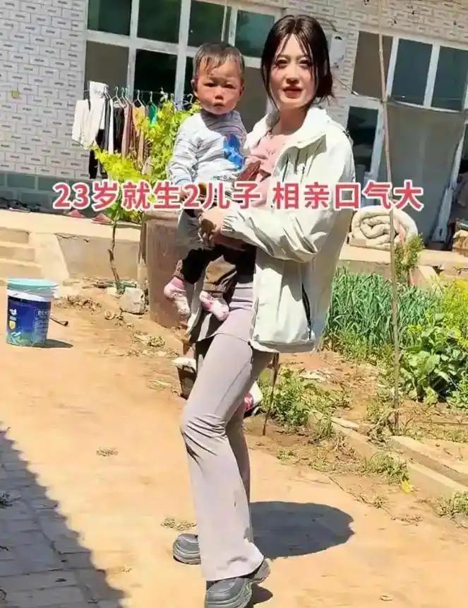23岁离异女子独自带着两个儿子相亲，自身月入三万，经济能力不算差，但摊开的一系列