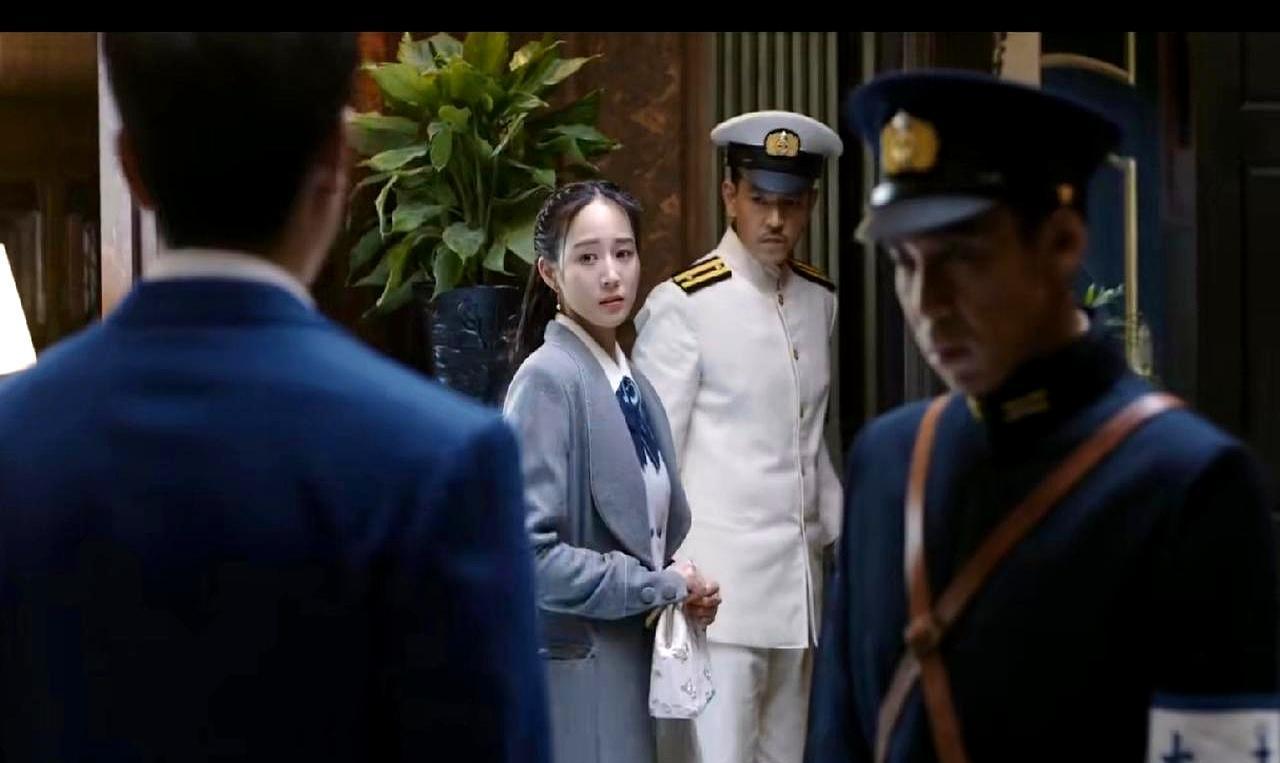 坠机残骸里没有尸体，只有密码本。
1943年黄杨山，那架日机是故意的。
特别情报