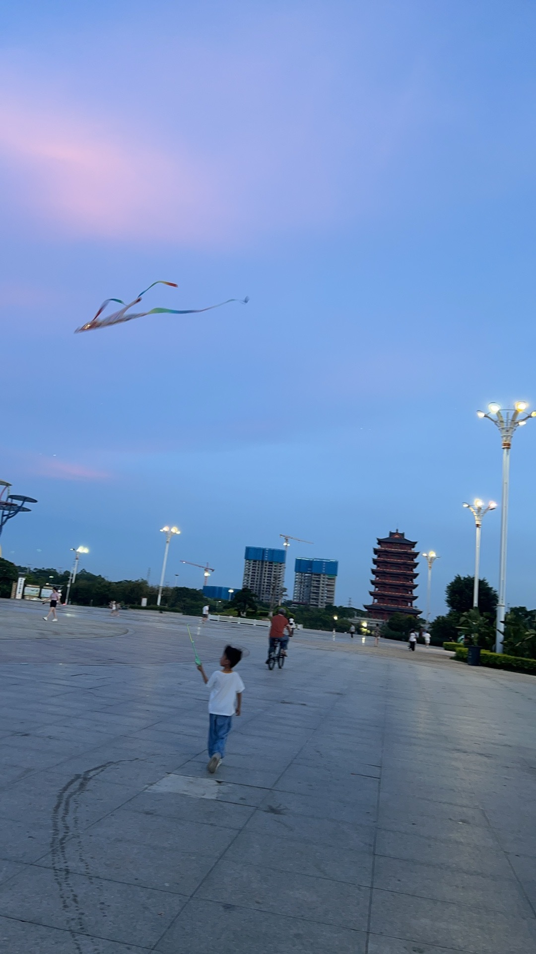 娃玩风筝自己渐渐摸出门道，越来越顺手了