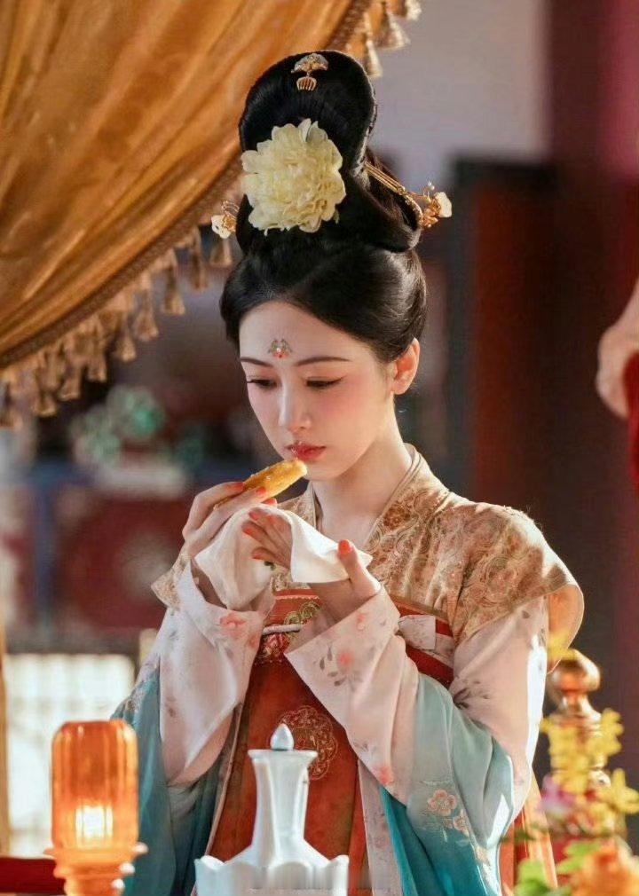 网友热议:杨紫是不是比热巴适合古装？ 